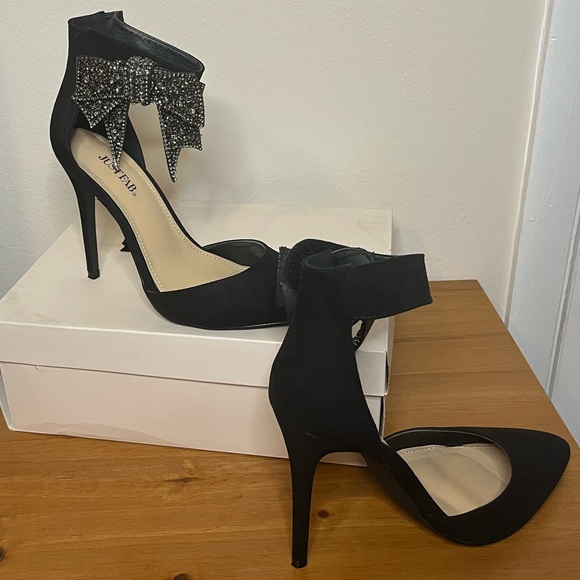 JustFab, black stiletto heels with a rhinestone bow. Faux suede pointed-toe - Picture 3 of 3